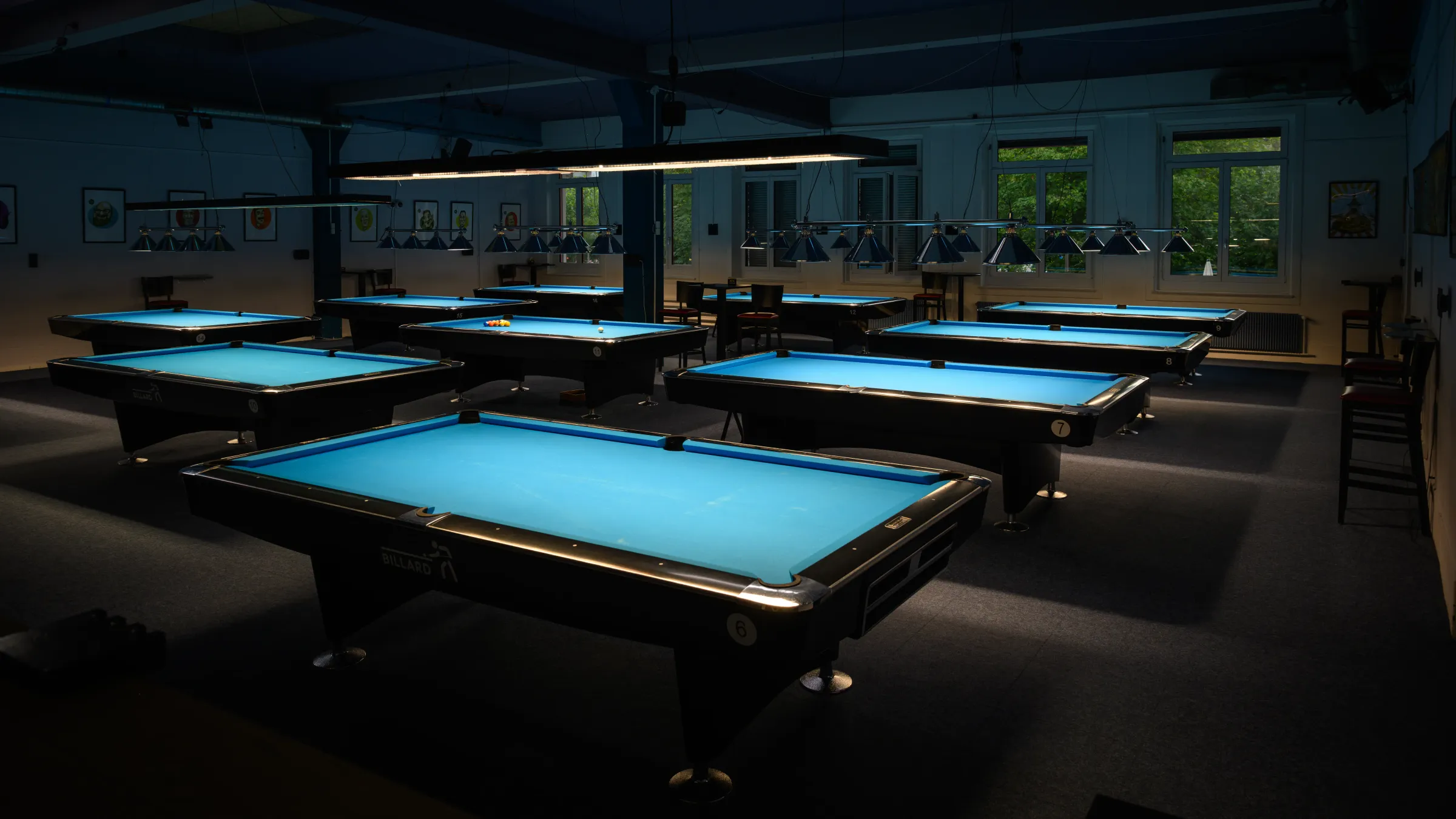 Der Poolbillard-Saal des Benteli's mit elf Tischen (Nr. 6–16)